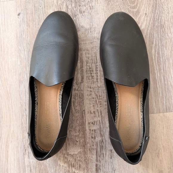 TOMS Women’s Black Slip-On Loafers - Picture 2 of 5